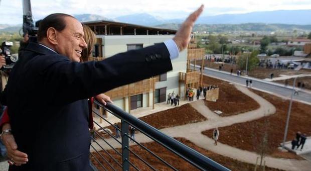 Berlusconi: «Per i nomadi costruire case prefabbricate come quelle delle new town all'Aquila»