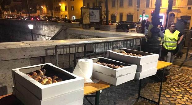 I cornetti sequestrati dai vigili a Trastevere