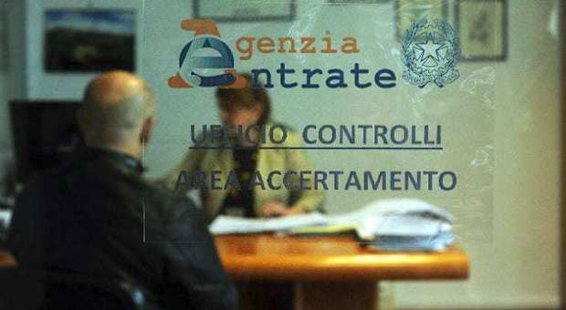Napoli, licenziati tre dipendenti infedeli dell'Agenzia delle Entrate: hanno violato il sistema infallibile per cancellare i debiti