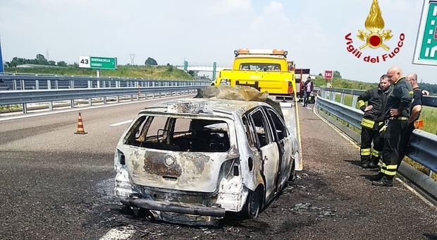 A31, auto tampona autocarro e si incendia: illesi i conducenti