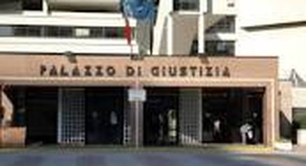Gli avvocati di Napoli contro le nuove regole sull'accesso alle cancellerie penali