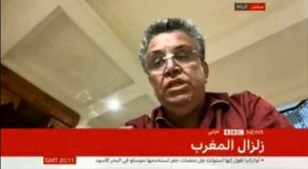 Intervista in pigiama alla Bbc per parlare del terremoto, bufera sul ministro del Marocco
