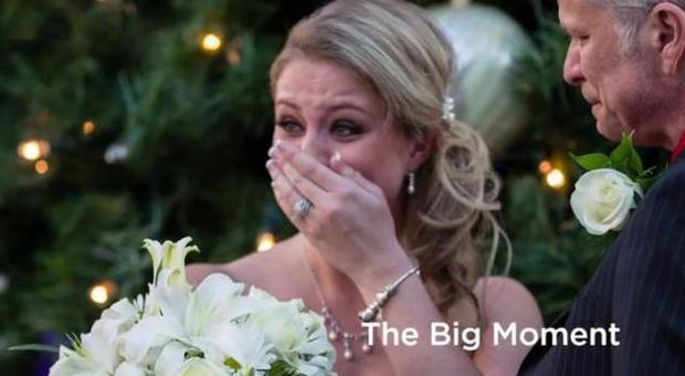 Christina, sposa per un set fotografico: ma è un flash mob per il suo matrimonio