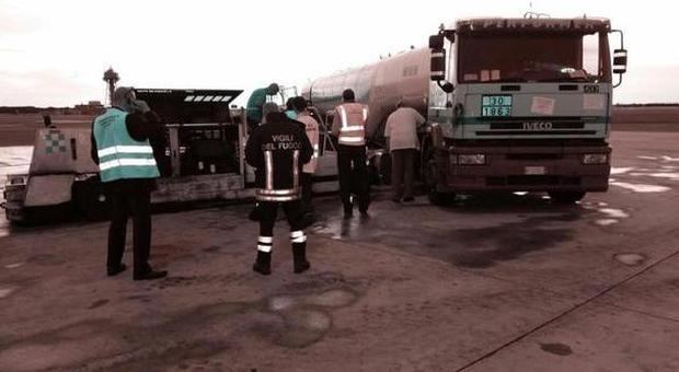 Aeroporto di Fiumicino, scontro con una cisterna in pista: sversato carburante, operaio ferito