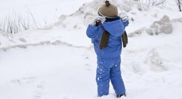 Brindisi, bambino gioca nella neve
