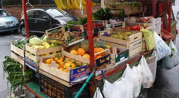 Salerno, sequestrate frutta e verdura in vendita senza autorizzazioni