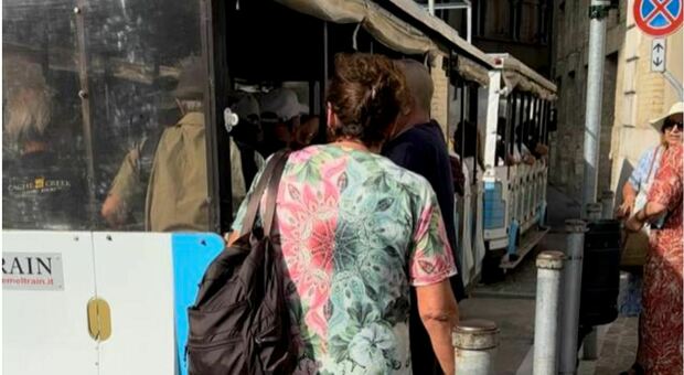 Ancona, tre giapponesi sul trenino e l autista che non fa sconti: «You pay, no pay? Scendete»