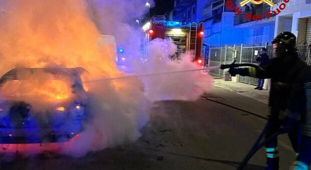 Incendio nella notte: le fiamme divorano l'auto di una 24enne