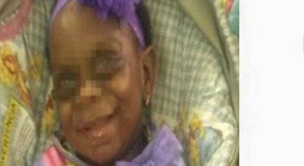 Posta sui social la foto della bimba malata ma il web la insulta: "È un mostro"