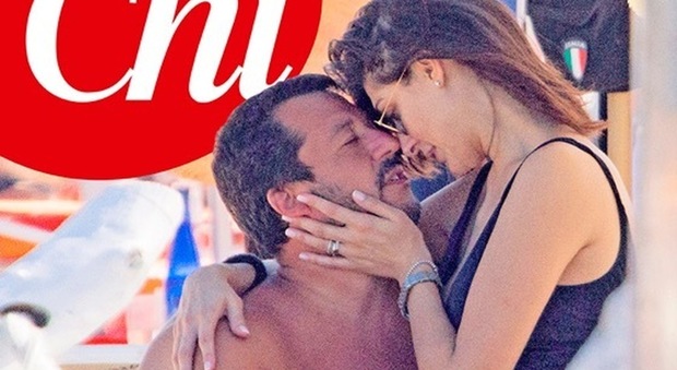 Salvini in vacanza con Elisa: coccole bollenti sotto l'ombrellone