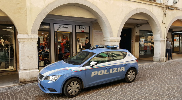 Il negozio "aperto dai ladri" in Corso a Pordenone