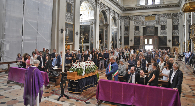 La chiesa gremita durante il funerale di Tullio Cardona