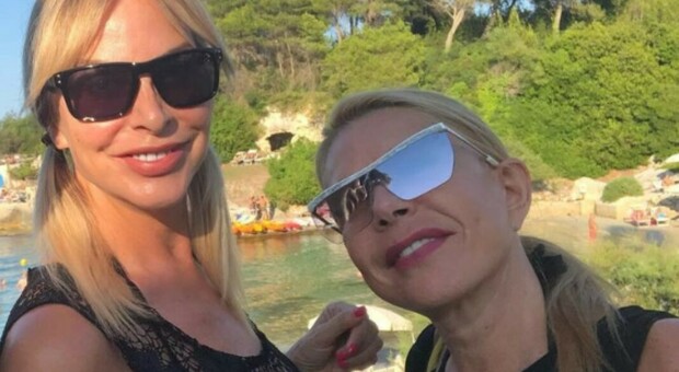 Anna Pettinelli e Stefania Orlando vacanza insieme in Puglia. I fan: «Che bella amicizia siete fantastiche»