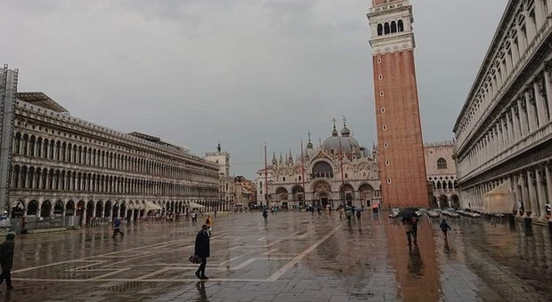 Venezia, le dighe del Mose salgono per la prima volta contro l'acqua alta: piazza San Marco resta asciutta