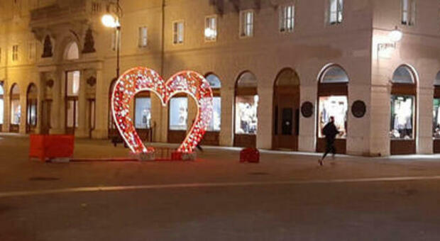 San Valentino: un maxi cuore social allestito in centro città