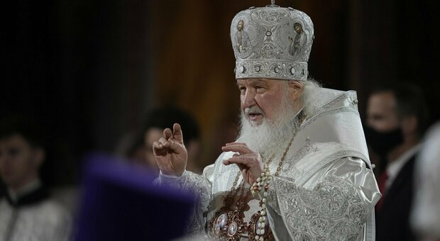 Patriarca Kirill, l'ultima sparata: «La bomba atomica della Russia è da benedire, è protetta da San Serafino»