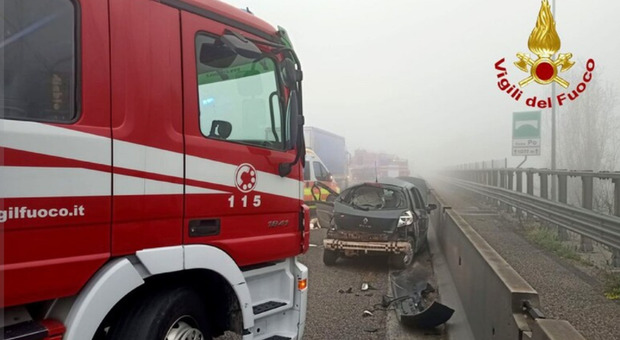 Incidente A1 Piacenza, due morti e diversi feriti: scontro tra mezzi pesanti a causa della nebbia. Tratto chiuso