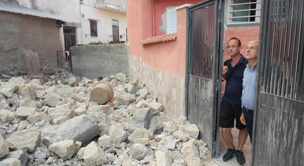 Napoli, cadono ancora pietre dalla Torre dei Franchi, l'appello dei residenti