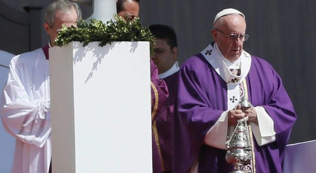Il Papa celebra messa a Città del Messico: «Non bisogna essere sfruttati per lavorare»