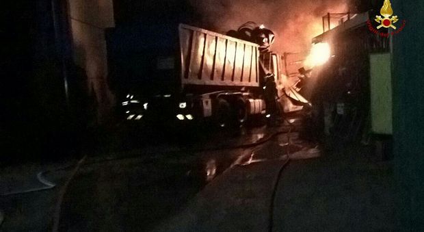 Incendio nell'azienda di autotrasporti Alcuni camion distrutti dalle fiamme