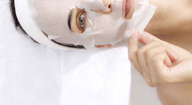 Via la mascherina (almeno all'aperto): ecco come preparare e proteggere la pelle del viso