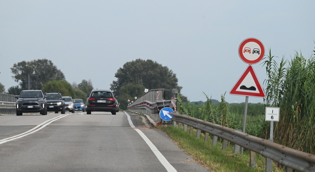 In auto per andare in servizio a Lignano, due carabinieri finiscono fuori strada