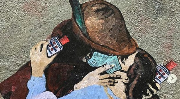 Il Bacio" di Hayez ai tempi del Coronavirus: Amuchina e mascherina nel murale di tvBoy