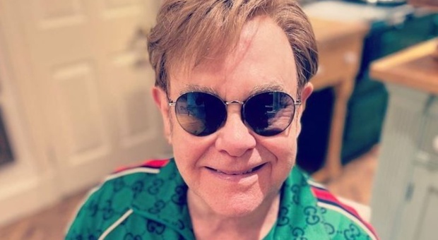 Elton John sedia a rotelle
