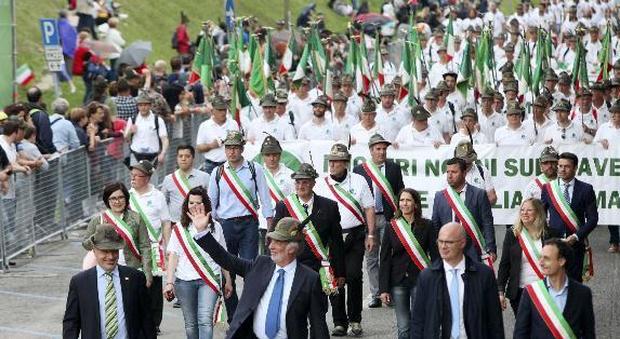 Treviso applaude le 15mila penne nere bellunesi arrivate per la festa