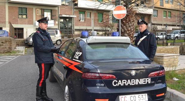 Roma, anziana accusa malore e cade in casa: carabinieri entrano dalla finestra e la salvano
