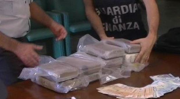Arrestati gli "sposini cocaina": tornavano dal viaggio di nozze con 5 kg di droga