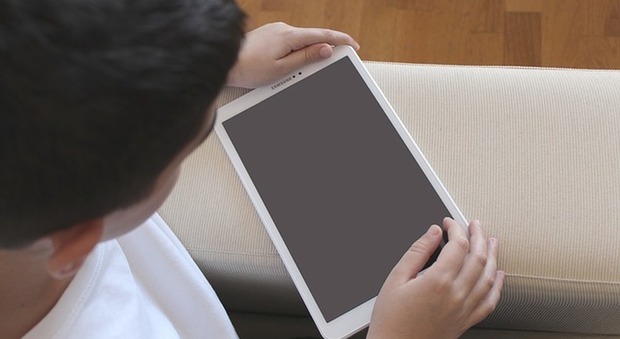 Gli Emirati Arabi regalano 200 tablet alle scuole della Capitale