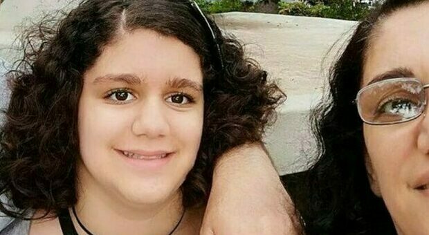 Madre e figlia di 14 anni trovate impiccate in casa. L'ultima lettera al marito: «Porto Alessandra con me»