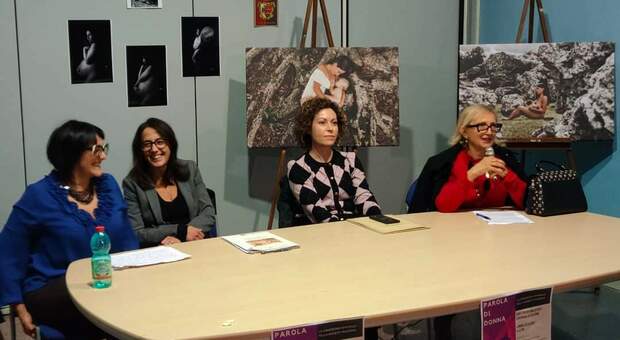 Da sinistra: Mariangela De Santis, Cristiana Loreti, Miriam Diurni e Anita Tarquini; alle loro spalle l'omaggio artistico di Eleonora Di Mario per l'evento 'Parola di Donna'