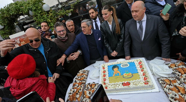 Massimo Troisi, torta al Gambrinus per centinaia: così Napoli festeggia i 70 anni del grande attore