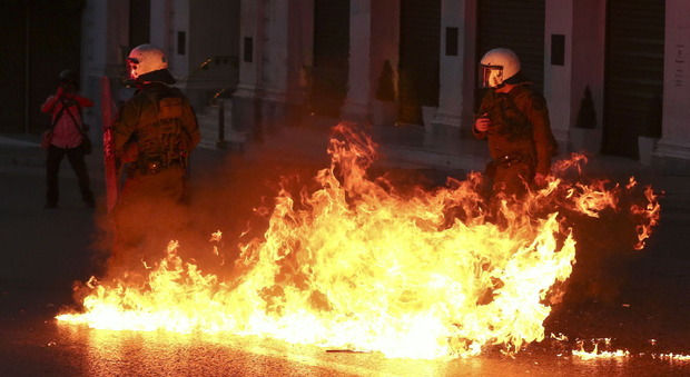 Grecia, sì a nuove misure di austerità. Scontri in piazza