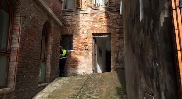 Urbino, coppia trovata morta in casa: intossicati da monossido di carbonio