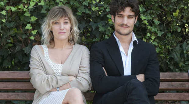 Louis Garrel con la regista e attrice Valeria Bruni Tedeschi sul set di "Un castello in Italia"