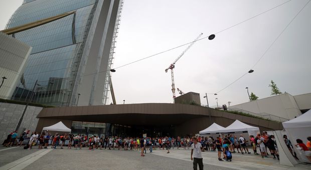 Allianz Vertical Run, in 450 alla scalata della torre di City Life: 49 piani e 1.027 gradini
