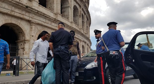 Roma, Colosseo: sequestri e multe agli ambulanti abusivi, 8 daspo
