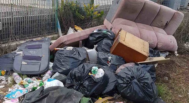 Fiumicino, task force contro gli incivili dell'immondizia: multate cinque persone