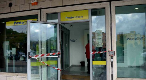 Roma, armato di pistola assalta portavalori e prende in ostaggio un vigilante: panico all'ufficio postale