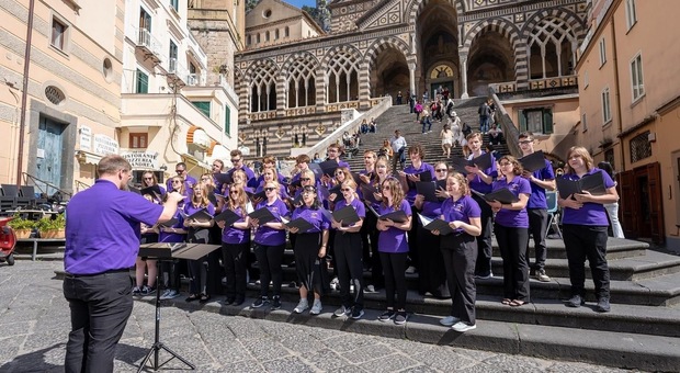 Amalfi, cinquanta giovani dal Minnesota suonano a sorpresa in piazza Duomo