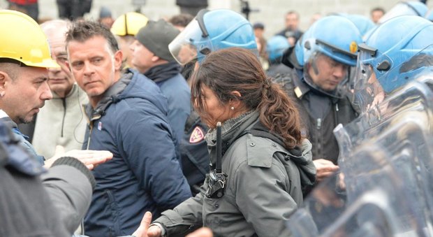 Ilva, la poliziotta si toglie il casco e stringe la mano ai lavoratori