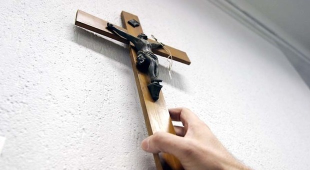 «Un crocifisso per ogni stanza», scoppia la polemica in ospedale