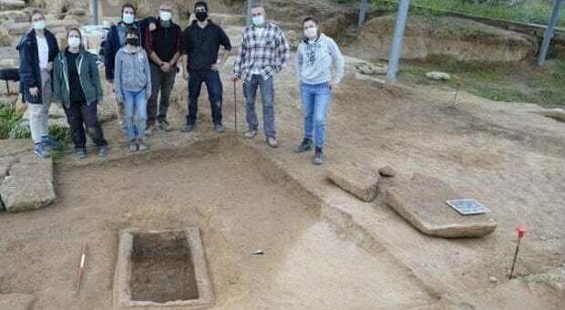 Nell'antica città messapica i resti di un bimbo vissuto 2.300 anni fa: nella tomba, ossa e giochi