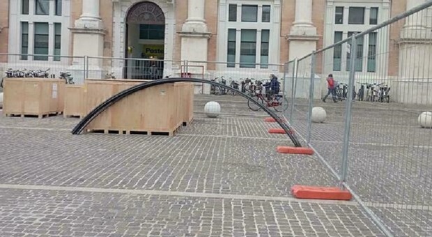 Pesaro, ventidue casse dalla Cina per la maxi sfera in piazza: iniziato il montaggio del geode