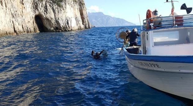 Pescatori-spazzini nelle aree protette del Golfo di Napoli per salvare il mare