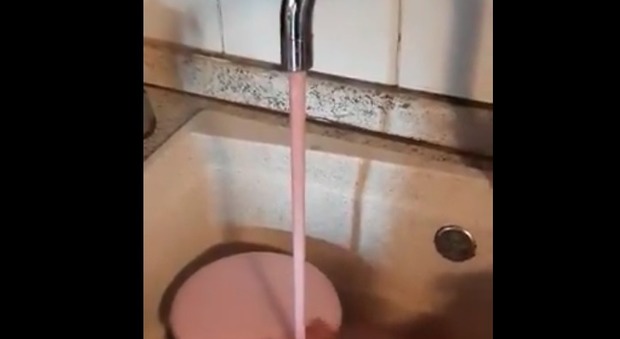 Dal rubinetto non esce acqua ma Lambrusco: «Colpa di un guasto». Ecco cos'è successo VIDEO
