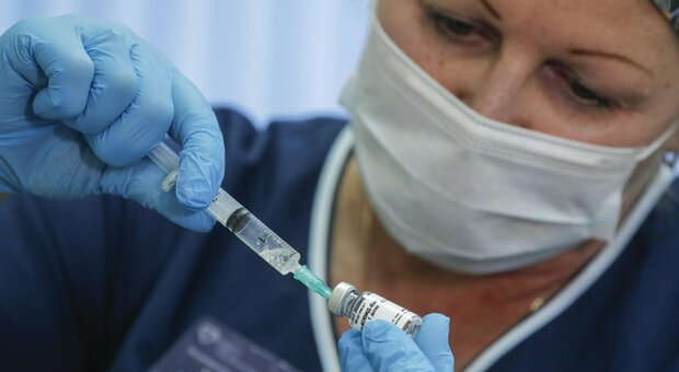 Vaccino Pfizer, Londra approva la vaccinazione di massa: disponibile dalla prossima settimana